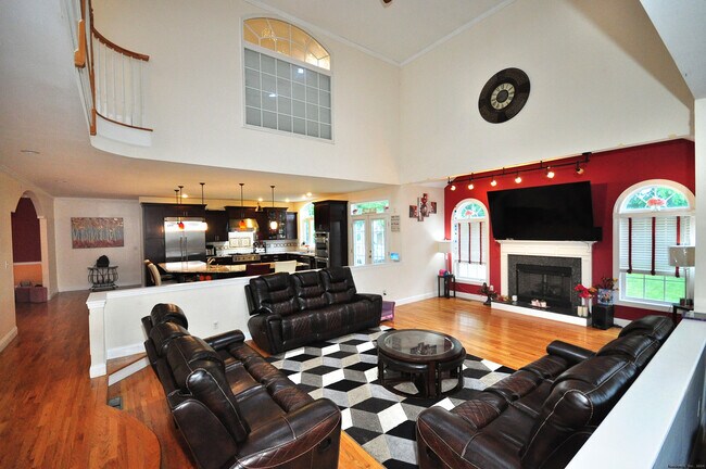 Building Photo - 3 Maplecrest Ln