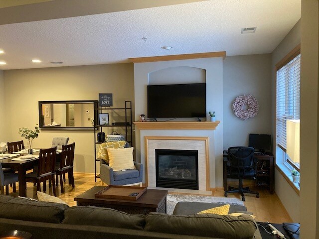 Building Photo - 1510 Zarthan Ave S. #105