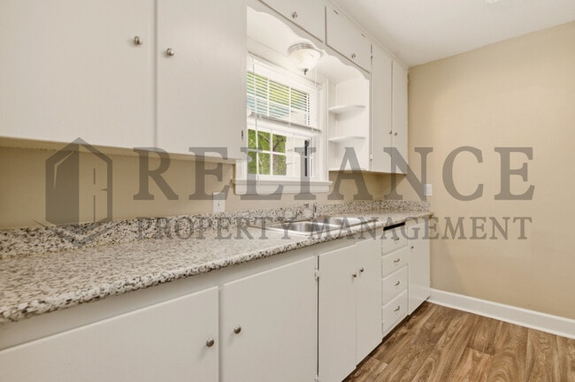 Building Photo - 571 S Roosevelt St