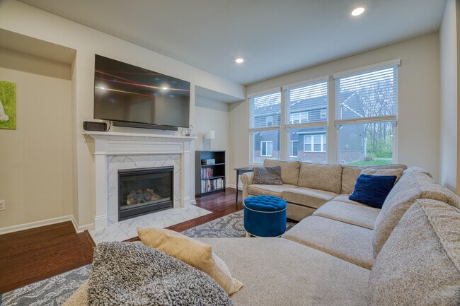 Building Photo - 2832 Fairgrove Cres