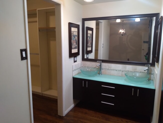 Master bath - 6601 Louise Ave