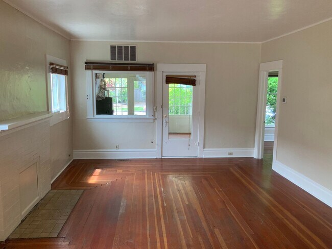 Building Photo - 2 Bedroom Unit in Triplex Near Downtown and Campus