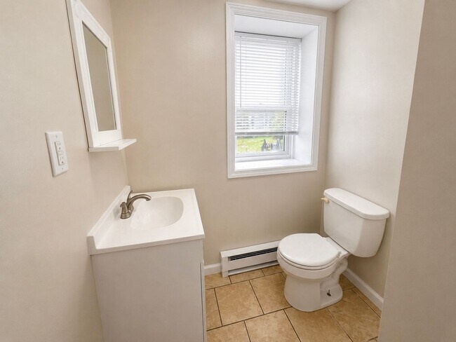 Building Photo - 4 Bed 2 Bath Townhouse for Rent in Rome, NY