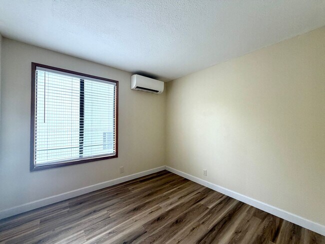 Building Photo - **$1000 DEPOSIT + FREE FIRST MONTH'S RENT** 3 Bed 1.5 Bath Townhouse In Garden Home~ A/C~ Wood Bu...