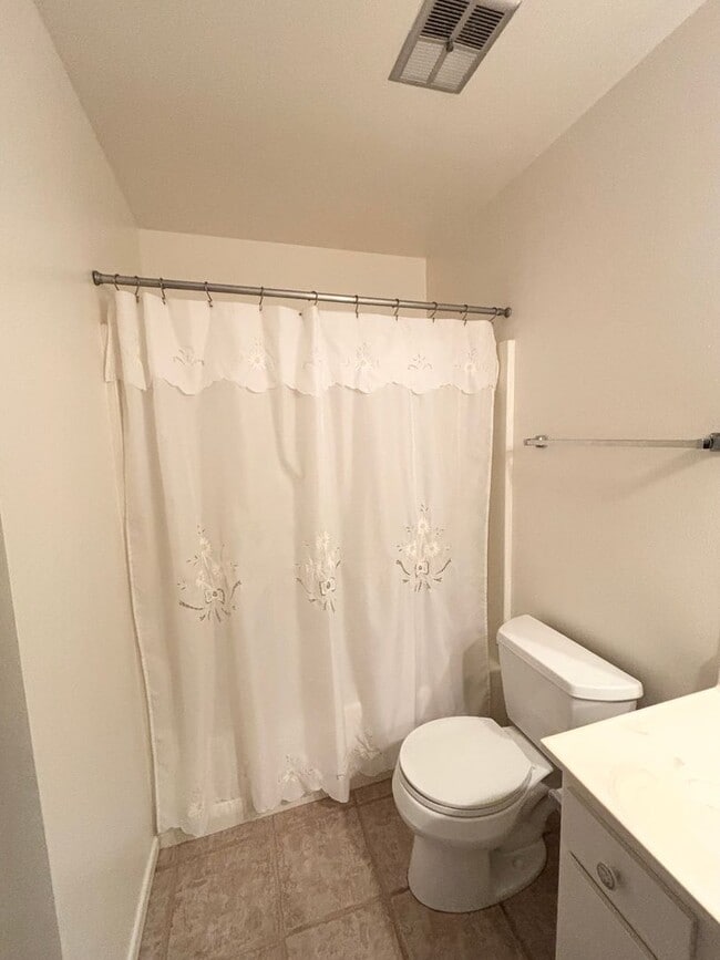 Building Photo - Spacious 4 Bedroom Home Available Now!