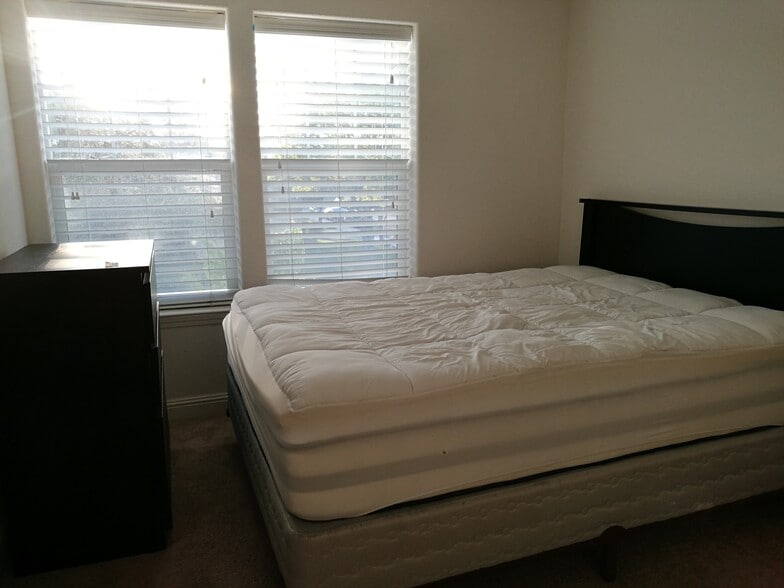 Building Photo - 575 Piazza Dr