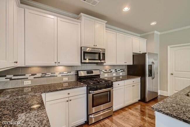 Building Photo - 4 br, 2.5 bath House - 6410 Country Lake R...