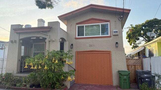 Building Photo - EPIC REA: Charming 2 Bed/ 1 Bath Home in Oakland’s Foothill Neighboorhood