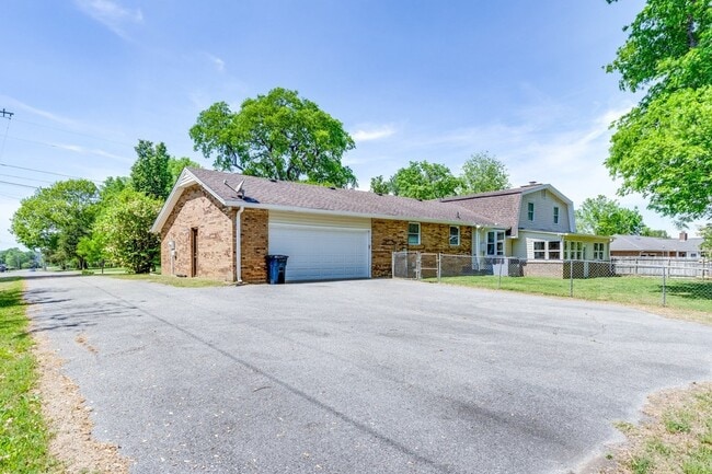 Building Photo - 1316 Rivermont Dr