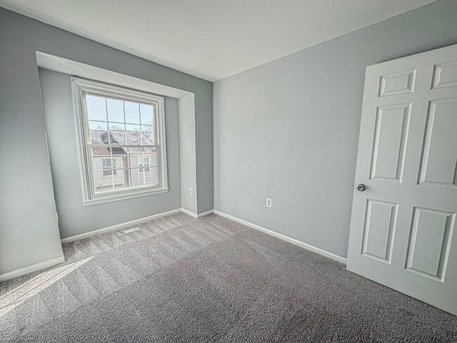 Building Photo - Updated 3 Bed 3.5 Bath Townhome with Deck ...