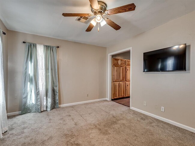 Building Photo - 211 W Dale St