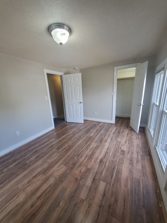 Building Photo - 3 Bedroom 1 Bath House in Rock Island