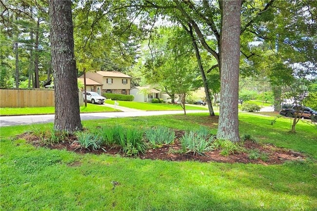 Building Photo - 3533 Charlotte Dr