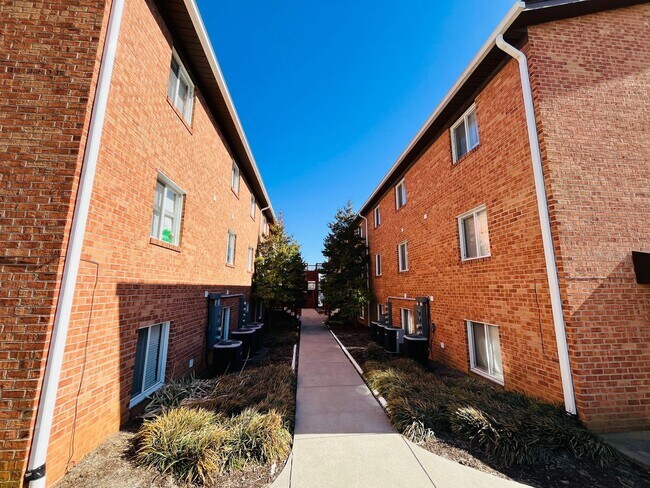 Building Photo - 1013 Grove Ave