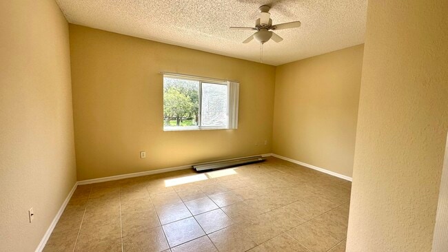 Building Photo - 310 Crestwood Cir