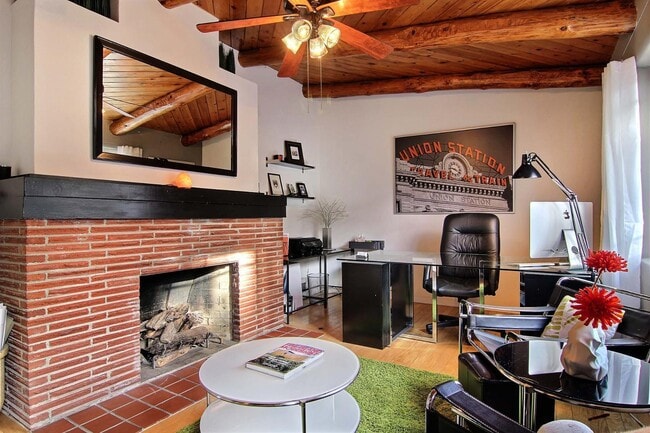 Building Photo - 303 Aliso Dr SE
