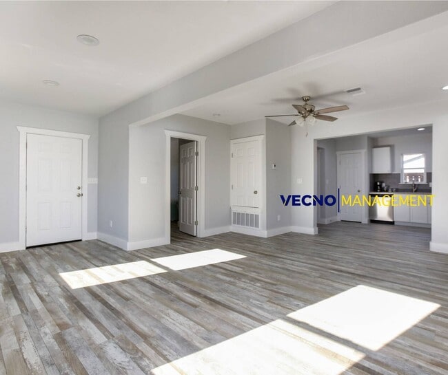 Building Photo - 129 E Torrey St