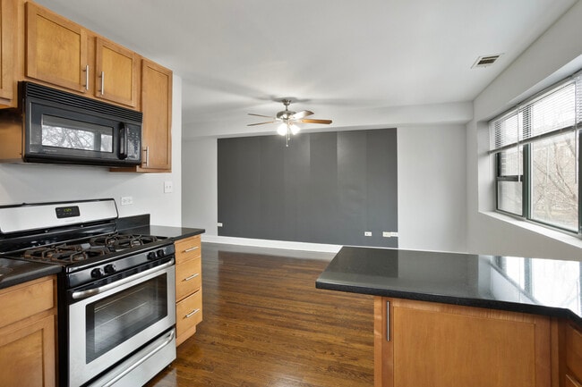 Building Photo - 7616 N Marshfield Ave