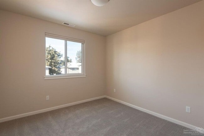 Building Photo - Well maintained home in SE Bend with AC!