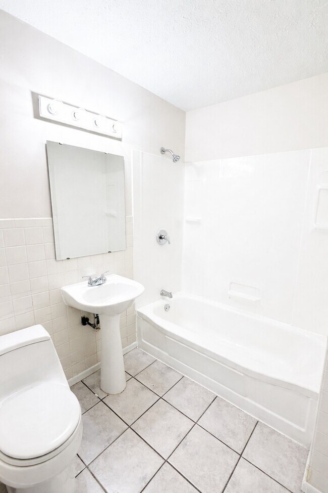 Building Photo - 3665 Ashway Dr