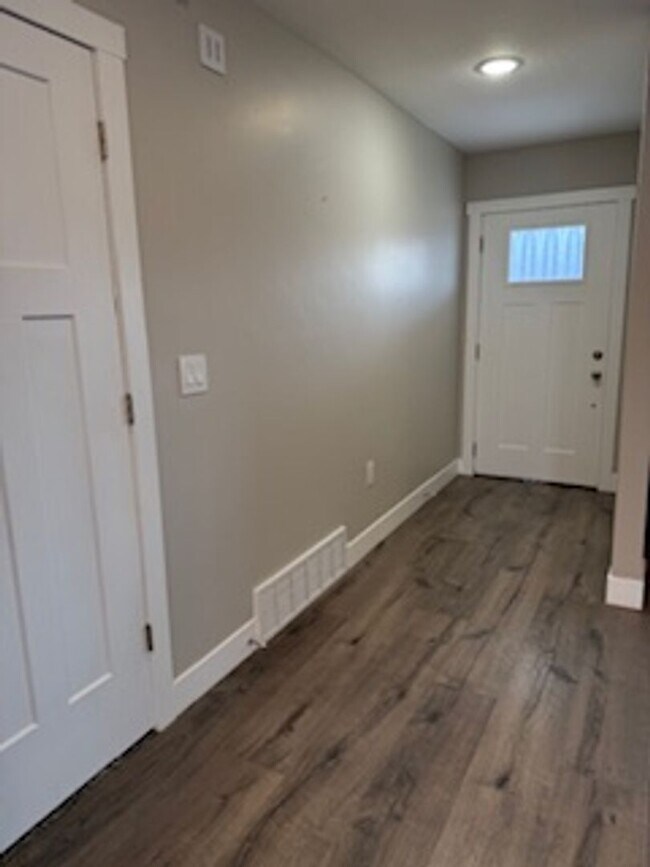 Building Photo - Marvelous