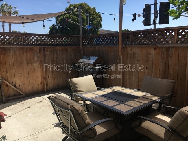 Building Photo - 4102 Ingraham St