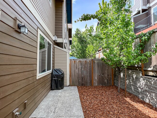 Building Photo - Great 3 Bedroom 2.5 Bathroom Townhouse End Unit!  2 Car Garage  + Washer & Dryer! Near Nike, Inte...
