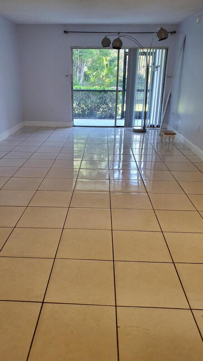 Building Photo - 721 N Pine Island Rd