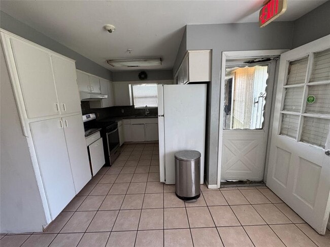 Building Photo - 8214 Beechnut St