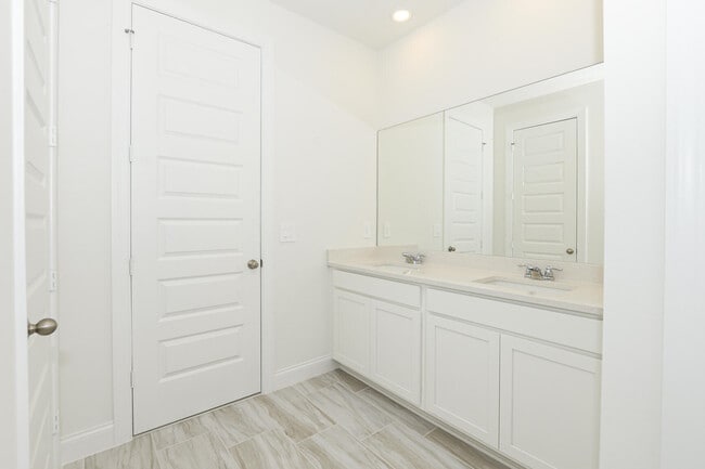 Building Photo - 9062 Dahlia Cir