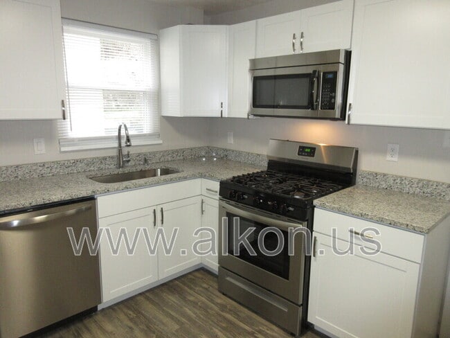 Building Photo - 346 Connor St