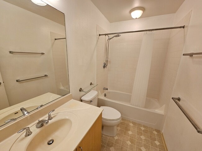 Building Photo - 2 Bed 1 Bath Condo 2 Parking ( Tandem parking right in front )