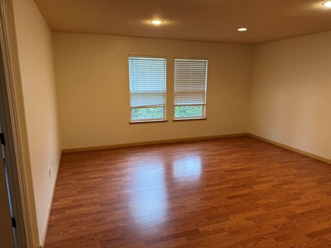 Building Photo - Modern 4 Bedroom w/ Loft Stonegate Area Vacaville *Star Rentals