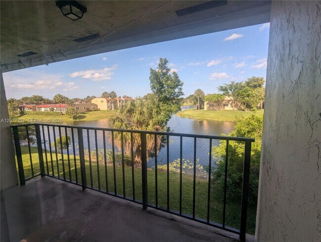 Building Photo - 1564 Lake Crystal Dr