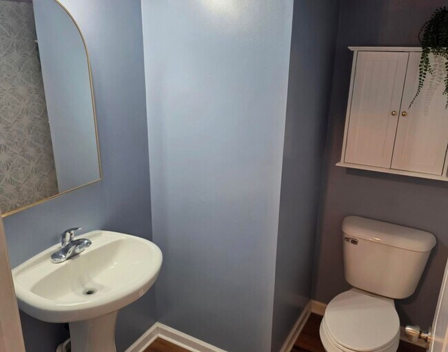 Building Photo - 3 Bed Updated Condo