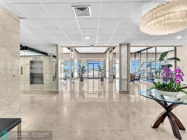 Building Photo - 300 Bayview Dr