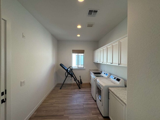 Building Photo - 120 E Iloca Ln