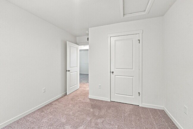 Building Photo - $2,845.95 with $300 Off the first month's rent, 4 Beds - 2.5 Baths, Single Family Home in Aurora ...