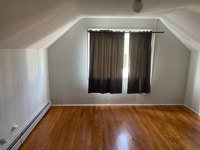 Second floor room 3 - 65 Washington Rd