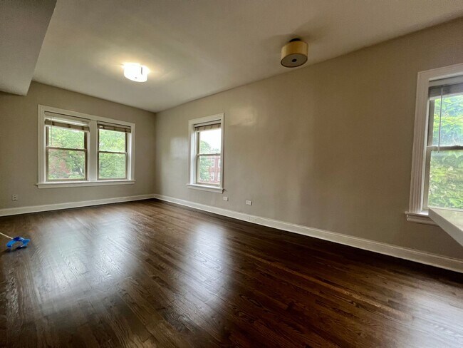 Building Photo - Renovated 2 Bed / 1 Bath in Logan Square — $1,925/mo, In Unit Laundry, Central Air, Dishwasher In...