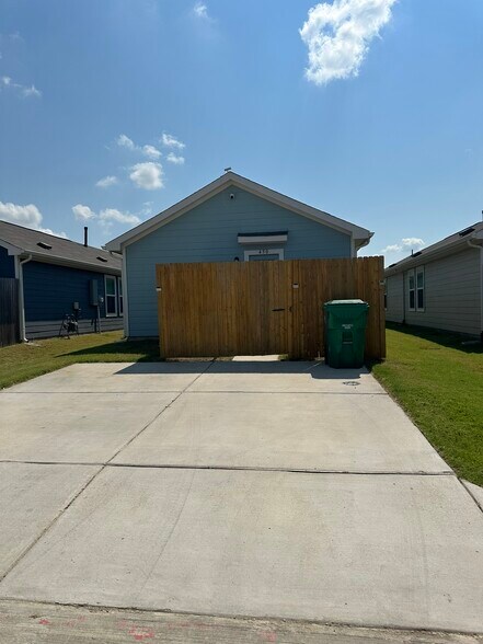 Building Photo - 450 Reverie Way