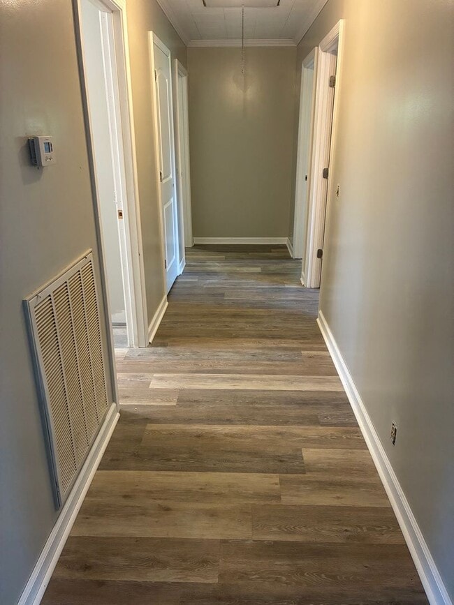 Building Photo - 3 Bed 2 Bath Brick Home Newly Renovated