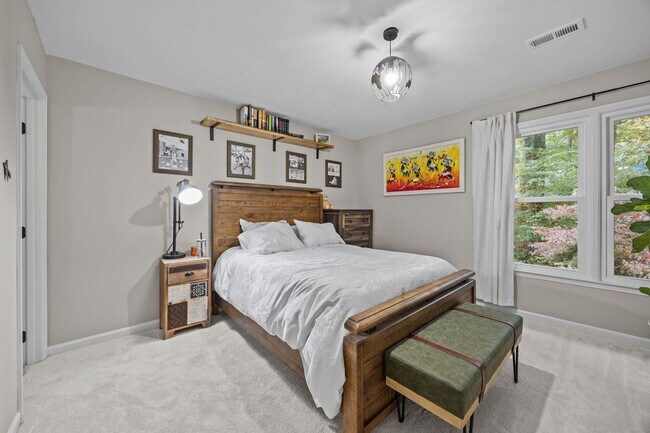 Building Photo - Adorable End-Unit Townhome in Desirable No...