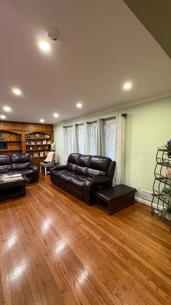 Building Photo - 8 Howard St