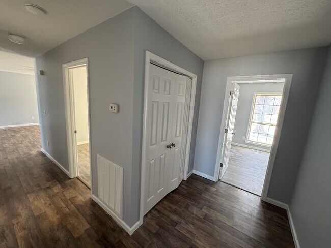 Building Photo - 1211 Redbud St