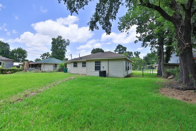 Building Photo - 9026 Lake Forest Blvd