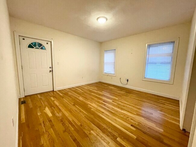 Building Photo - 128 Hillside St