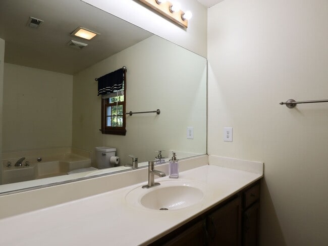 Building Photo - 4-Bedroom Home on Quiet Cul-de-Sac - Must See