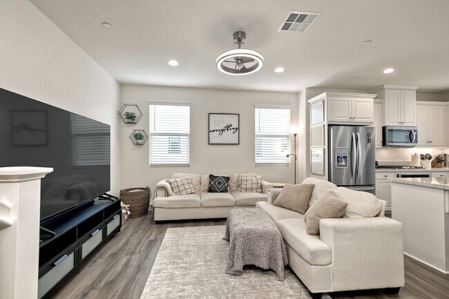 Building Photo - 2211 Solara Ln