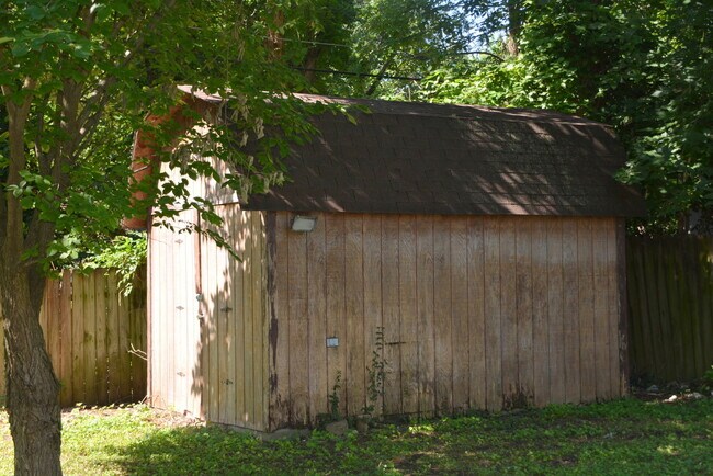 Building Photo - 2 Bedroom 1 Bath Home with a Carport